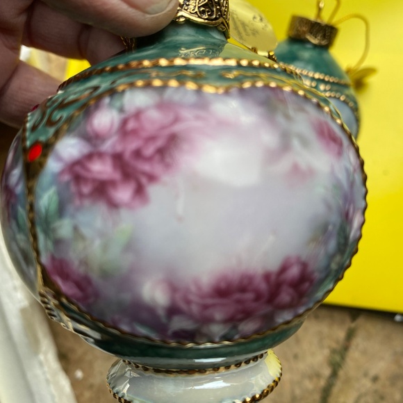 The Ruby- Throated Hummingbird and Anna’s Hummingbird Heirloom Porcelain Ornamen - Picture 4 of 10